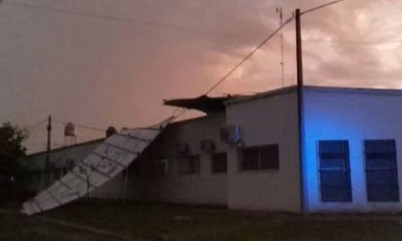 En Villa Constitución el viento provocó la voladura de los techos del centro de salud. En Villa Constitución el viento provocó la voladura de los techos del centro de salud.