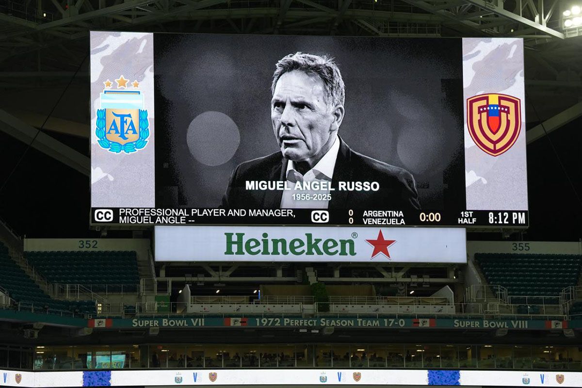 Antes del partido, hubo un sentido homenaje al fallecido Miguel Ángel Russo. Antes del partido, hubo un sentido homenaje al fallecido Miguel Ángel Russo.