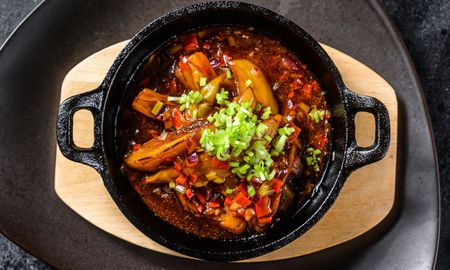 Cómo hacer Stifado griego de carne, la receta tradicional llena de sabor y especias. Cómo hacer Stifado griego de carne, la receta tradicional llena de sabor y especias.