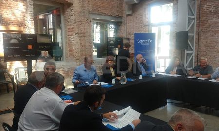 Los ejes de debate entre los funcionarios de la provincia y los intendentes giraron en torno a políticas de gobierno abierto, el fortalecimiento institucional y el asociativismo de los gobiernos locales. Los ejes de debate entre los funcionarios de la provincia y los intendentes giraron en torno a políticas de gobierno abierto, el fortalecimiento institucional y el asociativismo de los gobiernos locales.