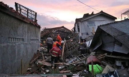 Al menos 25 personas continúan atrapadas bajo los escombros por el terremoto en Java, la principal isla de Indonesia. Al menos 25 personas continúan atrapadas bajo los escombros por el terremoto en Java, la principal isla de Indonesia.