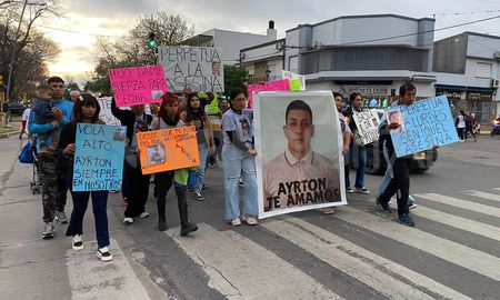 Familiares y amigos de Ayrton Díaz, marcharon por la avenida 7 de marzo, a tres años de ser asesinado por su novia en el interior de una casa en Santo Tomé. Familiares y amigos de Ayrton Díaz, marcharon por la avenida 7 de marzo, a tres años de ser asesinado por su novia en el interior de una casa en Santo Tomé.