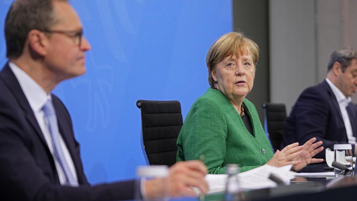 Merkel terminó una reunión y habló inmediatamente con la prensa.