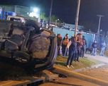 El conductor perdió el control de un Volkswagen Vento y chocó contra una columna. El conductor perdió el control de un Volkswagen Vento y chocó contra una columna.