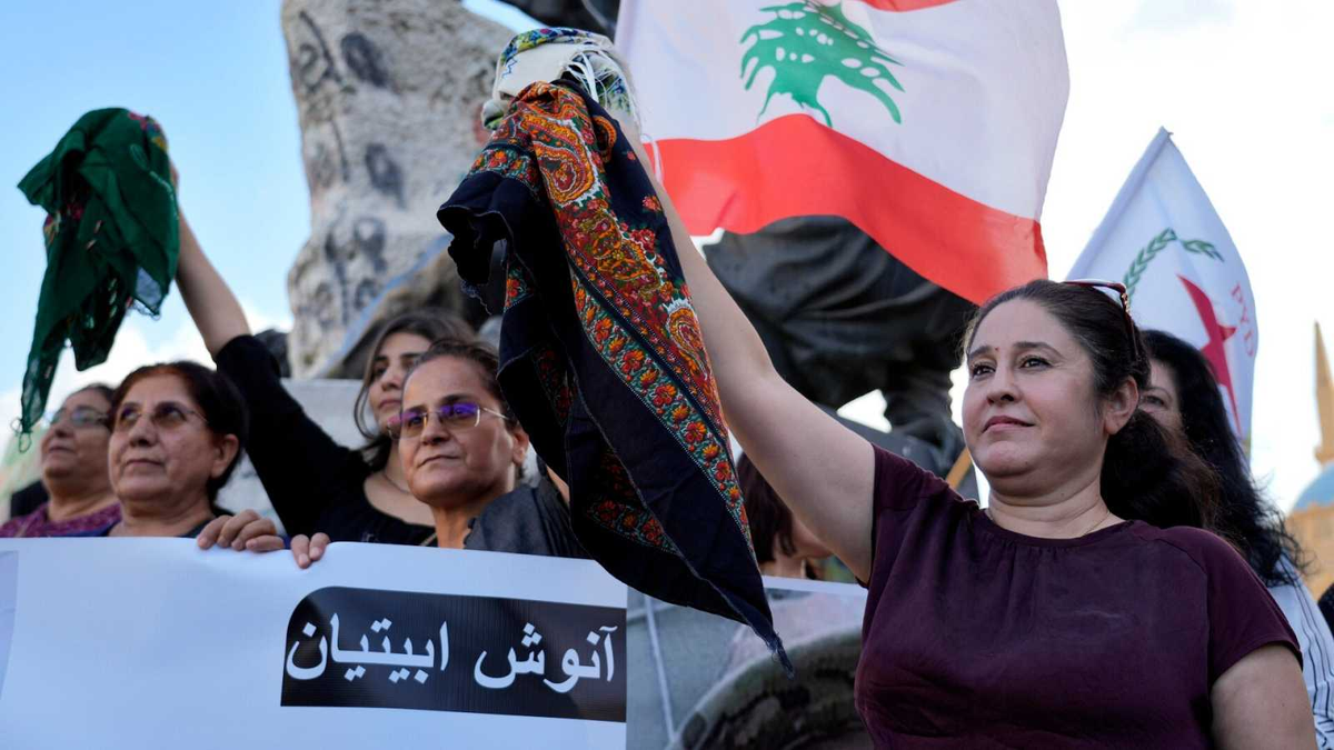 Caminar por la calle sin velo en Irán para desafiar la moral islámica y pedir más libertad