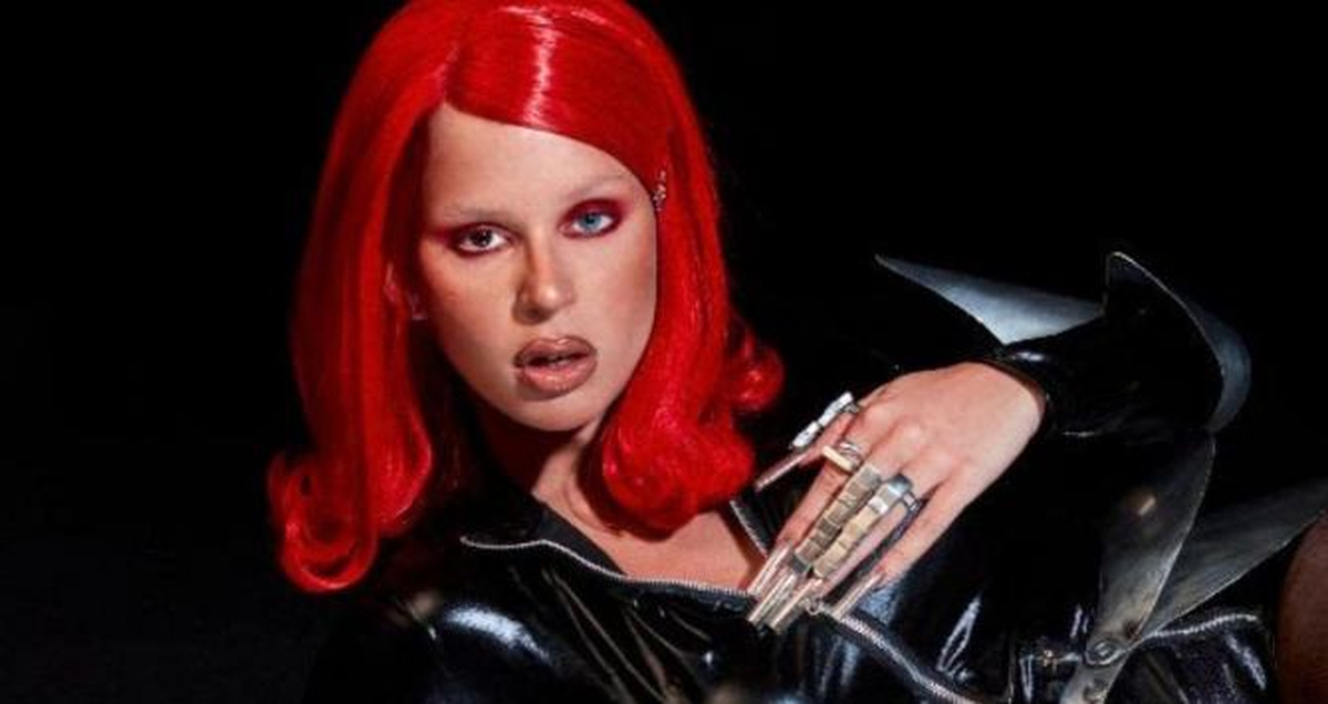 Nathy Peluso en el video de "Vivir así es morir de amor".