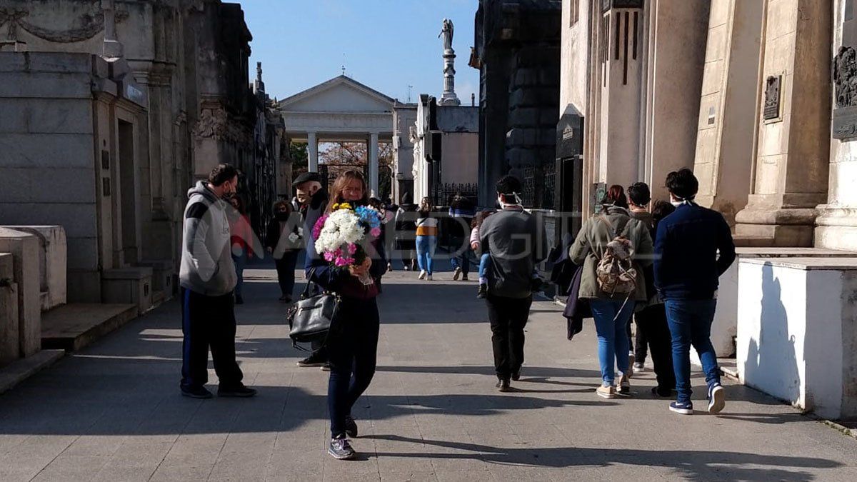 En el día del padre en plena pandemia, el cementerio recibió a cientos de santafesinos