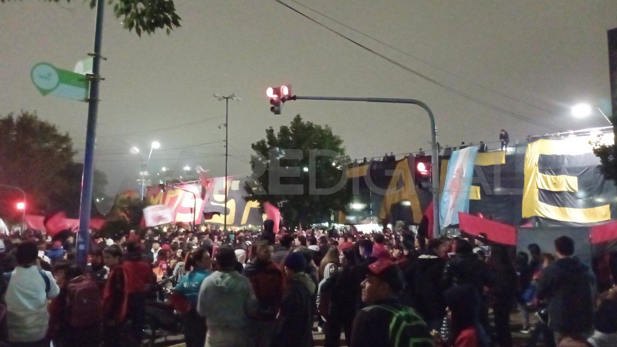 Una parada obligada de la caravana de hinchas de Colón a la altura del puente peatonal de Avenida Alem.