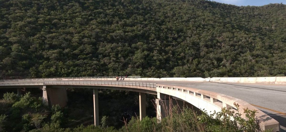 Así es el puente, donde cayó el colectivo. Así es el puente, donde cayó el colectivo.