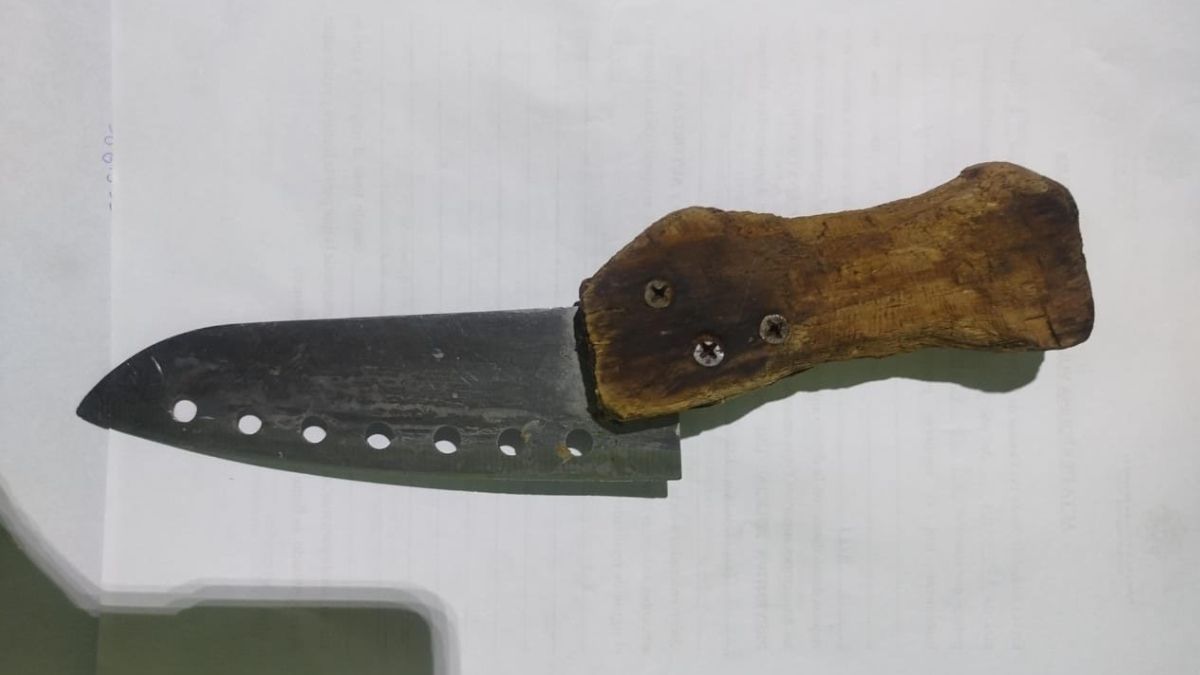 La policía incautó un cuchillo. La policía incautó un cuchillo.
