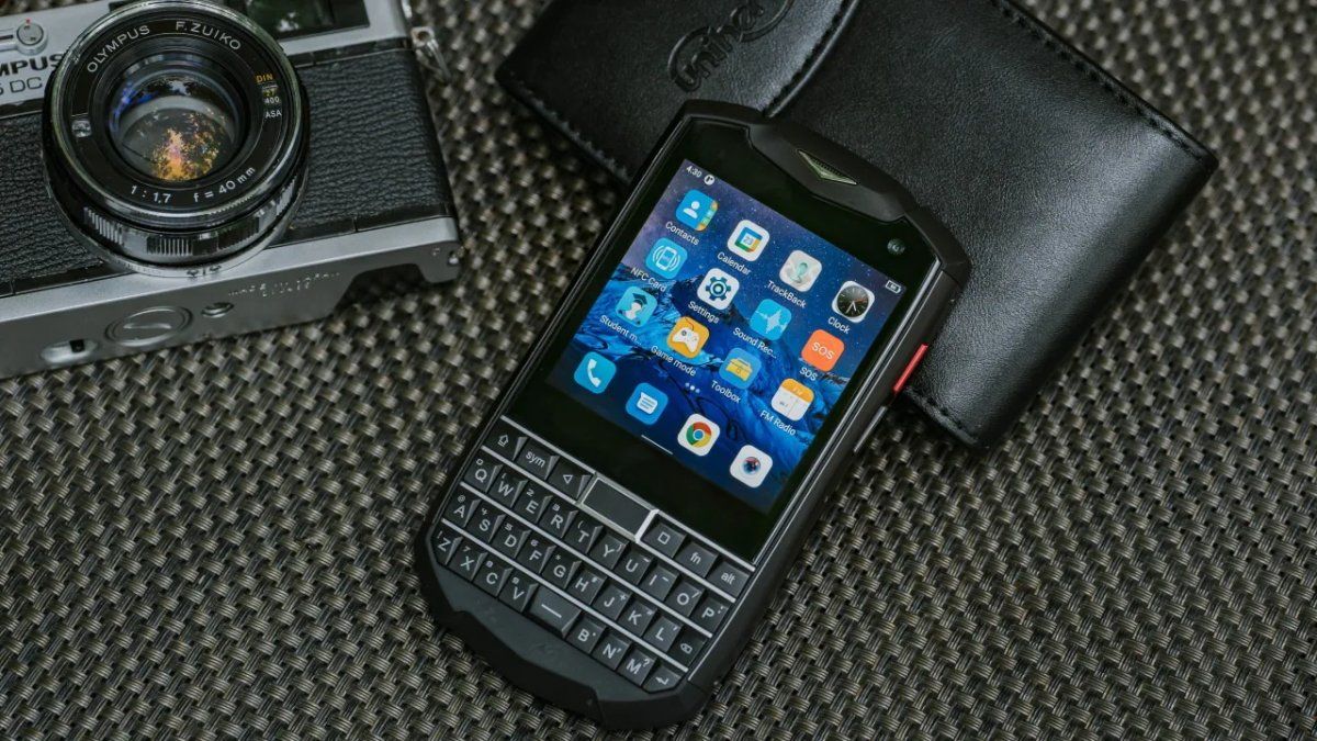 Un claro guiño de diseño al BlackBerry Passport.