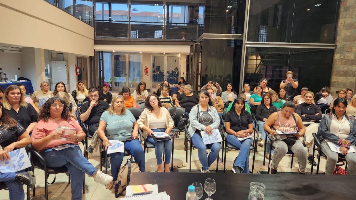 La licencia por violencia de género, protocolo de actuación frente a situaciones de violencia y acoso por cuestiones de Género en el ámbito sindical y Resoluciones de licencias especiales, fueron otras de las temáticas que se trataron en el encuentro en Festram. La licencia por violencia de género, protocolo de actuación frente a situaciones de violencia y acoso por cuestiones de Género en el ámbito sindical y Resoluciones de licencias especiales, fueron otras de las temáticas que se trataron en el encuentro en Festram.