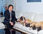 Javier Milei con sus perros cuando eran cachorros y pesaban 35 kilos. Javier Milei con sus perros cuando eran cachorros y pesaban 35 kilos.