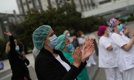 Personal de salud español aplaude por superar un día más de combate. Personal de salud español aplaude por superar un día más de combate.