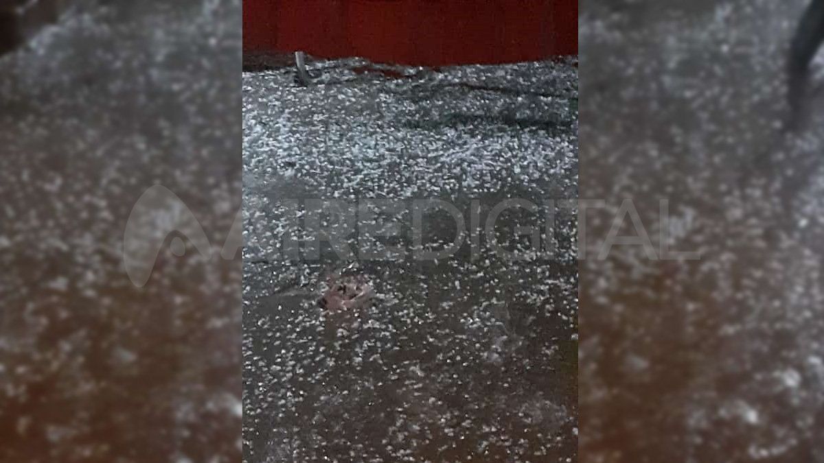 Alrededor de la una de la madrugada, cayó granizo en barrio Pompeya. La imagen llegó al mensajero de AIRE.