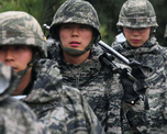 Los hombres de Corea del Sur, de entre 18 y 28 años, que estén física y psicológicamente aptos, deberán hacer el servicio militar. Los hombres de Corea del Sur, de entre 18 y 28 años, que estén física y psicológicamente aptos, deberán hacer el servicio militar.