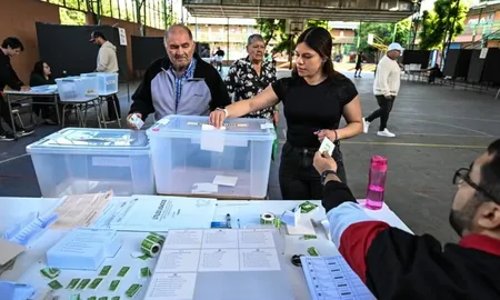 Los candidatos presidenciales votaron este domingo en Chile en unas elecciones marcadas por los llamados de la ultraderecha a unirse en un balotaje contra la candidata única de la izquierda, la comunista Jeannette Jara. Los candidatos presidenciales votaron este domingo en Chile en unas elecciones marcadas por los llamados de la ultraderecha a unirse en un balotaje contra la candidata única de la izquierda, la comunista Jeannette Jara.