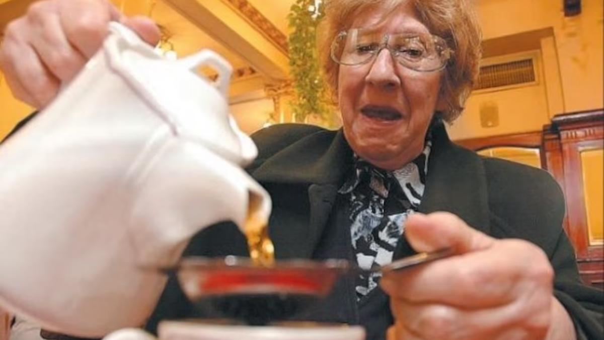 Murano invitó a sus amigas a tomar el té con masitas y las envenenó por una deuda económica. Murano invitó a sus amigas a tomar el té con masitas y las envenenó por una deuda económica.
