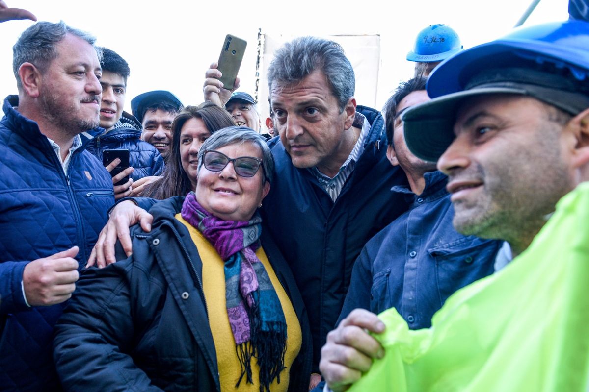 El ministro de Economía y candidato presidencial del oficialismo, Sergio Massa, desembarcó este lunes en el conurbano bonaerense. El ministro de Economía y candidato presidencial del oficialismo, Sergio Massa, desembarcó este lunes en el conurbano bonaerense.