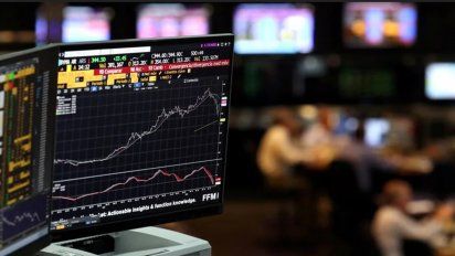 Lunes negro: se hunden las acciones argentinas y el Riesgo País supera los 700 puntos