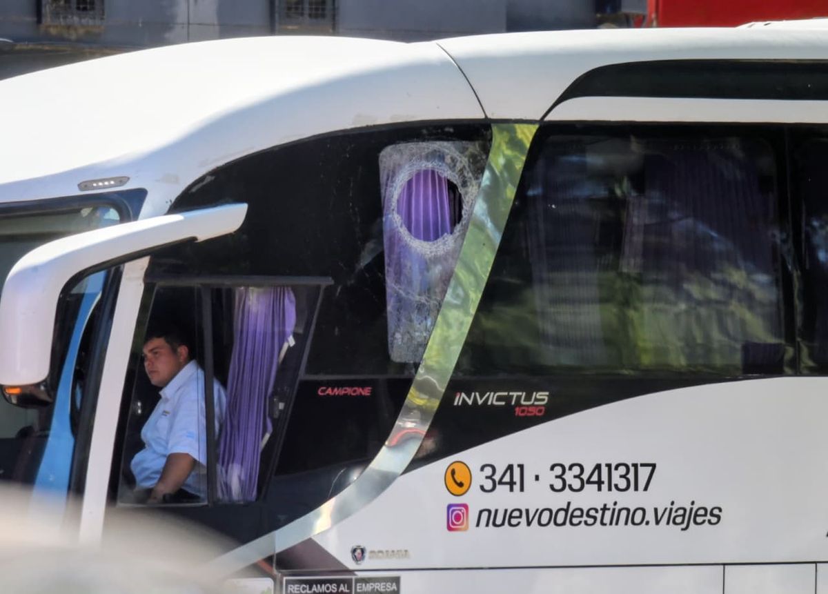 El micro de Newells recibió un impacto de una piedra.