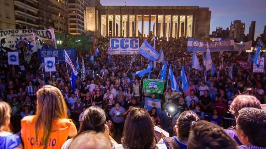 Masiva marcha contra los tarifazos en Rosario