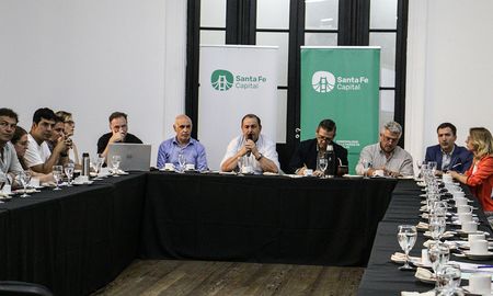 El intendente de Santa Fe, Juan Pablo Poletti, encabezó la reunión, que se centró en sistematizar la información presentada por las organizaciones participantes. El intendente de Santa Fe, Juan Pablo Poletti, encabezó la reunión, que se centró en sistematizar la información presentada por las organizaciones participantes.