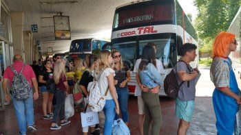 larga espera de los santafesinos para viajar a la fiesta de disfraces larga espera de los santafesinos para viajar a la fiesta de disfraces