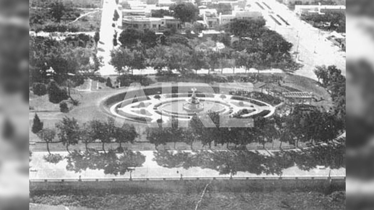 Vista aérea de la fuente y del resto del Paseo, en la que puede apreciarse también el punto terminal del Boulevard Gálvez. Gentileza de paraconocernos.com.ar - Luis Mino
