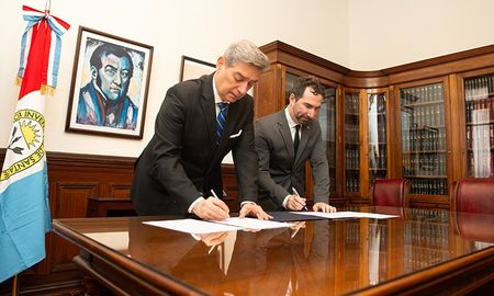 El presidente de la Corte Suprema Horacio Rosatti y el director de la Fundación Memoria del Holocausto Jonathan Karszenbaum firmaron el convenio de cooperación. El presidente de la Corte Suprema Horacio Rosatti y el director de la Fundación Memoria del Holocausto Jonathan Karszenbaum firmaron el convenio de cooperación.