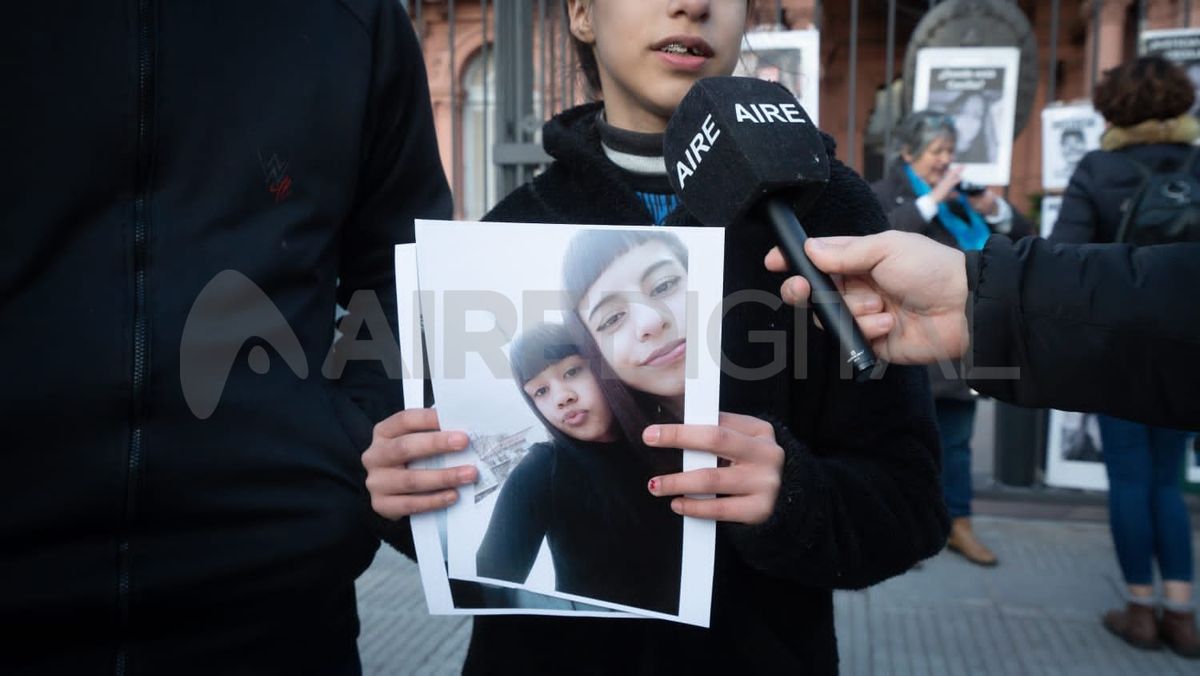 Con la última foto que se sacó junto a Morena Domínguez entre sus manos, Aldana se acercó a Plaza de Mayo a pedir justicia por su amiga. Con la última foto que se sacó junto a Morena Domínguez entre sus manos, Aldana se acercó a Plaza de Mayo a pedir justicia por su amiga.