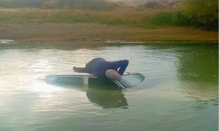 Fue a lavar el auto, se olvidó de poner el freno de mano y terminó en el agua Fue a lavar el auto, se olvidó de poner el freno de mano y terminó en el agua