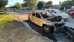 El auto se prendió fuego el 25 de febrero y sigue abandonado en avenida Peñaloza de Santa Fe.