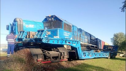 Impactante choque entre un tren y un camión en Santa Fe: el conductor saltó y salvó su vida de milagro