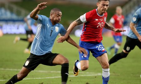 Uruguay rescató un empate ante Chile (1-1) y sigue en carrera para clasificar a los cuartos de final de la Copa América. Uruguay rescató un empate ante Chile (1-1) y sigue en carrera para clasificar a los cuartos de final de la Copa América.
