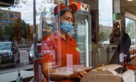 Las partículas flotantes del coronavirus pueden infectar a las personas que las inhalan, según los científicos. Las partículas flotantes del coronavirus pueden infectar a las personas que las inhalan, según los científicos.