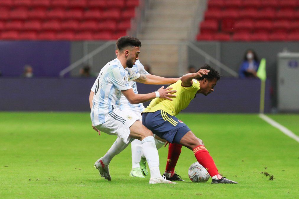 La velocidad de los jugadores colombiano complicó a la defensa argentina.