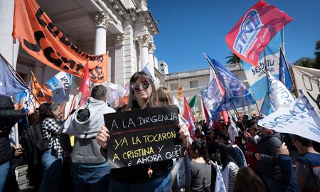Luego de que un hombre gatillara a pocos centímetros del rostro de Cristina Fernández, sectores del oficialismo plantean la necesidad de una ley que sanciones los discursos de odio. Luego de que un hombre gatillara a pocos centímetros del rostro de Cristina Fernández, sectores del oficialismo plantean la necesidad de una ley que sanciones los discursos de odio.