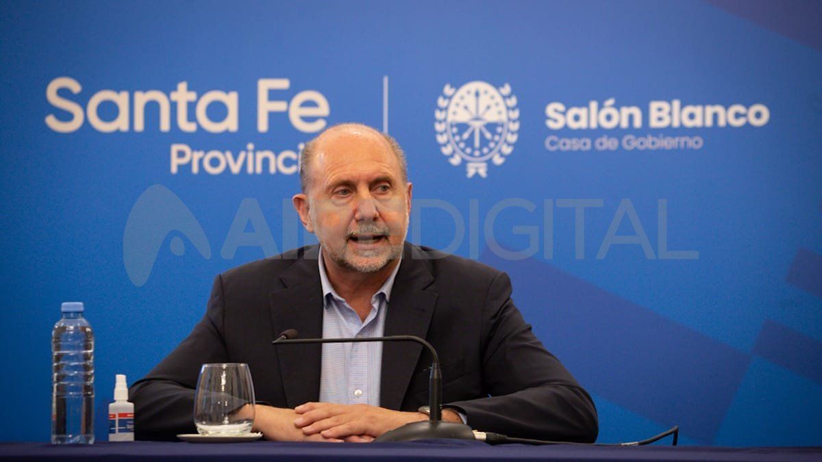 Omar Perotti este lunes en conferencia de prensa.