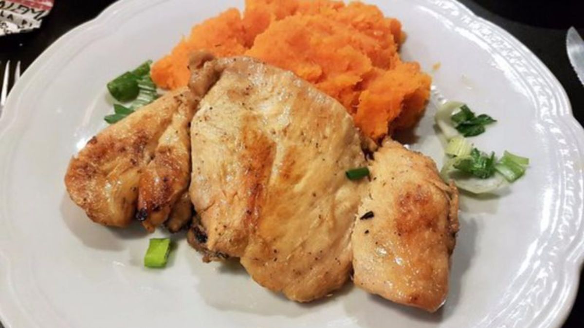 Una propuesta liviana y reconfortante que combina pollo jugoso en salsa de verdeo con un suave puré de calabaza, ideal para combatir el frío. Una propuesta liviana y reconfortante que combina pollo jugoso en salsa de verdeo con un suave puré de calabaza, ideal para combatir el frío.