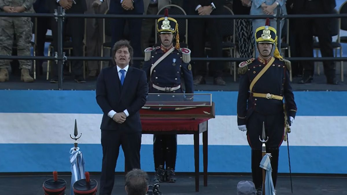 El Presidente entregó el sable corvo de San Martín a los Granaderos