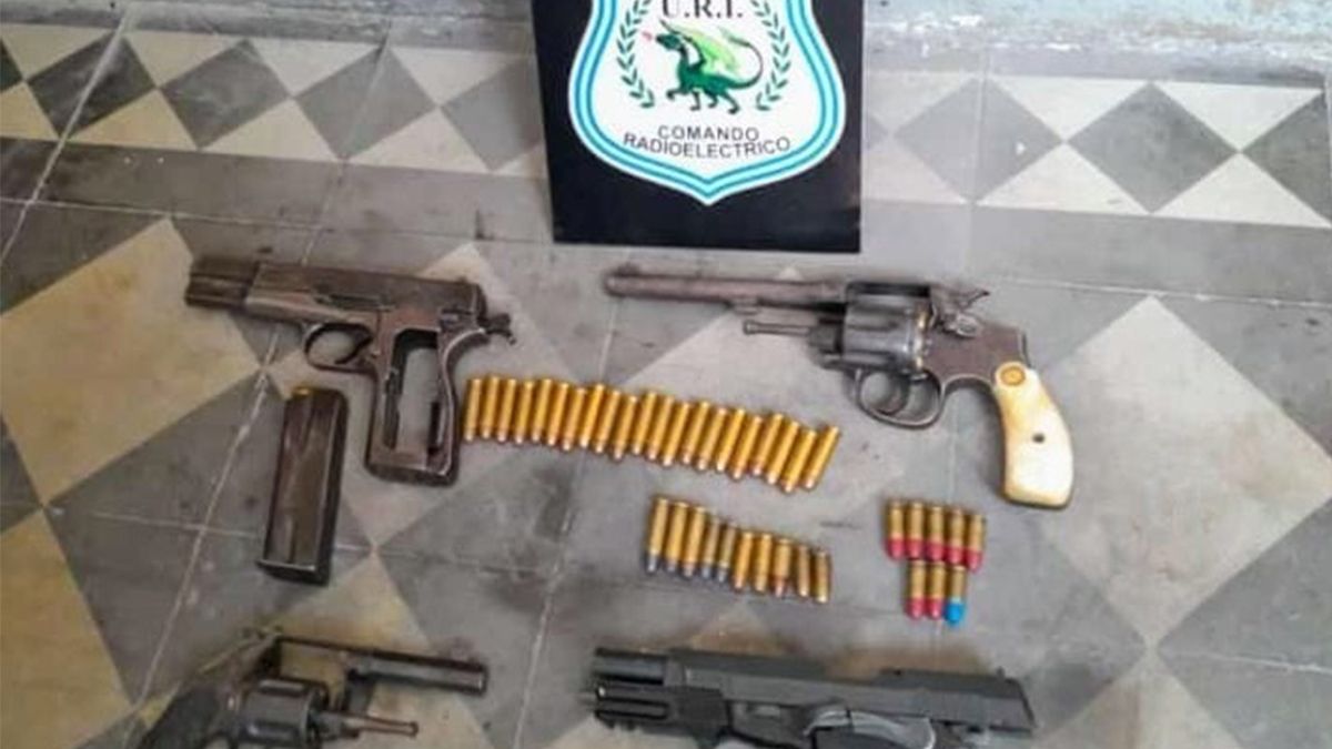 Las armas que fueron secuestradas por la policía.