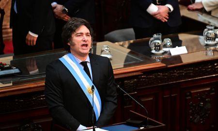 El recinto semivacío de la Cámara de Diputados de la Nación demuestra la debilidad política y la necesidad de negociar con otros bloques para conseguir los votos necesarios para la sanción de leyes. El recinto semivacío de la Cámara de Diputados de la Nación demuestra la debilidad política y la necesidad de negociar con otros bloques para conseguir los votos necesarios para la sanción de leyes.