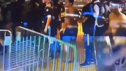 Serios incidentes con jugadores de Boca, gases lacrimógenos y amenazas de detención