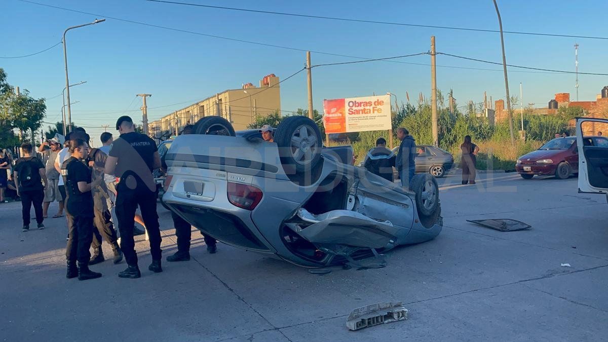El auto quedó volcado sobre calle Las Heras, en el cruce con French, camino hacia Avenida General Paz. El auto quedó volcado sobre calle Las Heras, en el cruce con French, camino hacia Avenida General Paz.