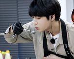 Jin convirtió al mulhoe en uno de los platos coreanos más buscados entre los fans de BTS. Jin convirtió al mulhoe en uno de los platos coreanos más buscados entre los fans de BTS.