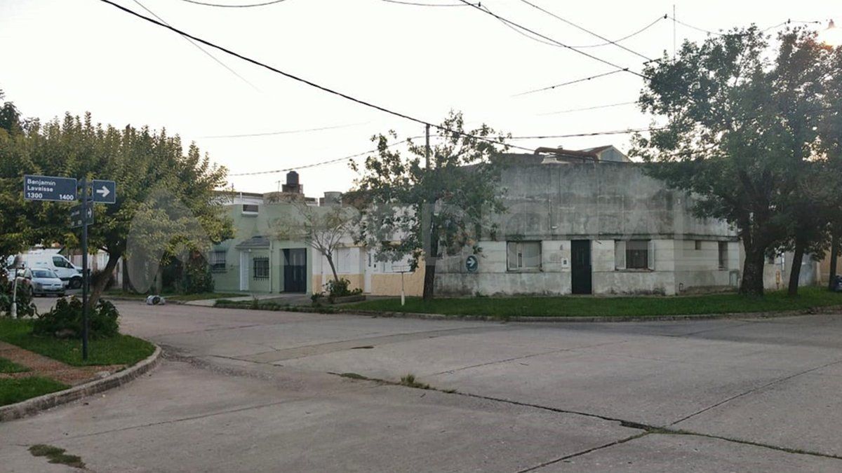 Un nuevo hecho de inseguridad se registró en barrio Sargento Cabral, puntualmente en la esquina de Lavaisse y Lavalle, cuando el robo a una mujer que transitaba por esa zona terminó en una persecución automovilística.