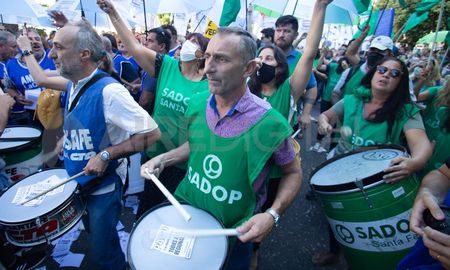 Los gremios docentes mayoritarios de la provincia de Santa Fe advierten que la inflación sube más rápido que los aumentos acordados en paritarias. Los gremios docentes mayoritarios de la provincia de Santa Fe advierten que la inflación sube más rápido que los aumentos acordados en paritarias.