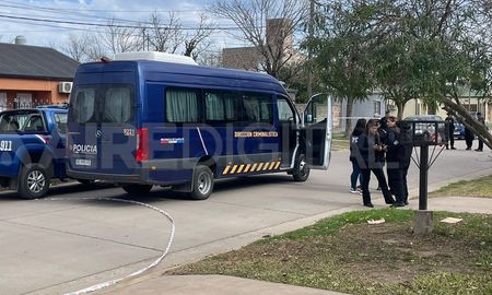 Personal de la Brigada de Femicidios y peritos de la Policía de Investigaciones (PDI) fuera del domicilio en donde ocurrió&nbsp; el horror.&nbsp;