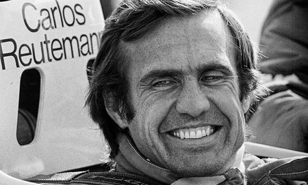 En 1981, Carlos Reutemann, enfrentado con su equipo y con problemas en su auto, perdió el título de la Fórmula 1 por un punto contra Nelson Piquet. En 1981, Carlos Reutemann, enfrentado con su equipo y con problemas en su auto, perdió el título de la Fórmula 1 por un punto contra Nelson Piquet.
